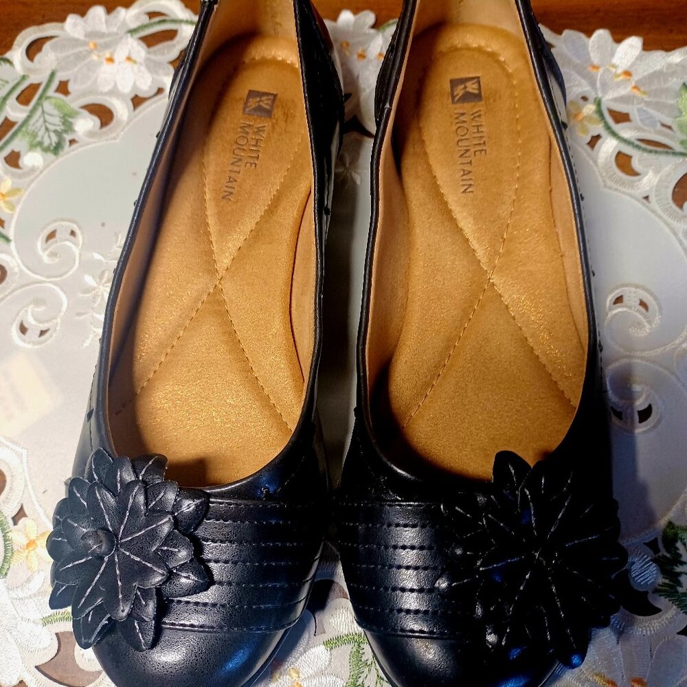 White Mountain cute Black Flats size 5.5 nwb